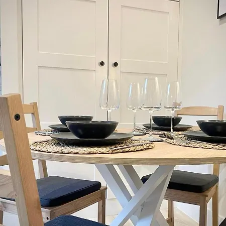 Apartment Moat View Free Parking, Ev Charging & Central *
