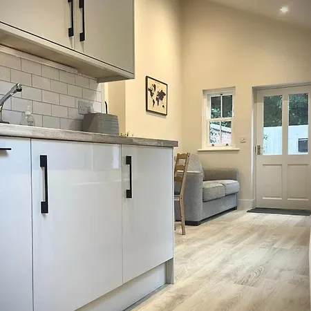 Moat View Free Parking, Ev Charging & Central Apartment