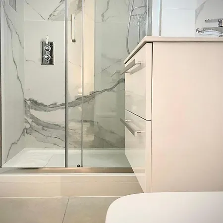 Apartment Moat View Free Parking, Ev Charging & Central York