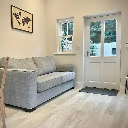 Moat View Free Parking, Ev Charging & Central Apartment *