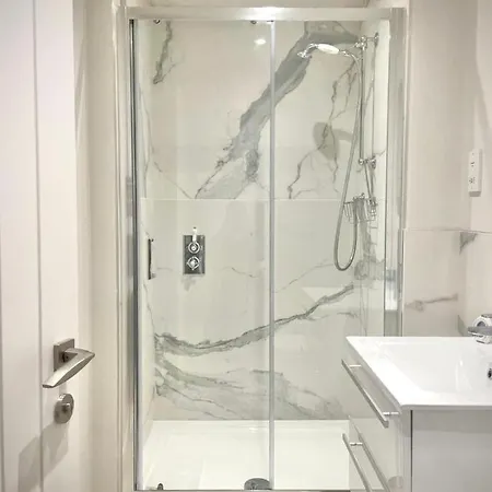 Moat View Free Parking, Ev Charging & Central Apartment *