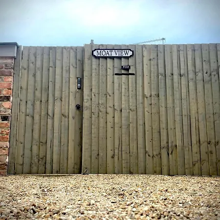 Moat View Free Parking, Ev Charging & Central Apartment